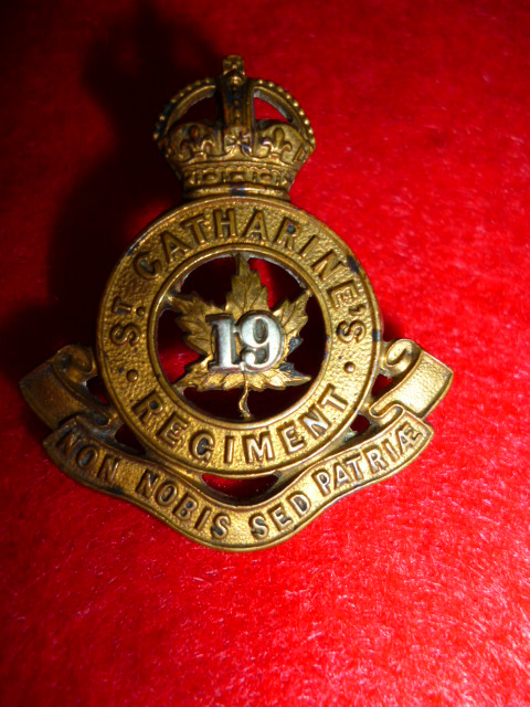 MM92 - 19th St. Catherine's Regiment Officer's Collar Badge